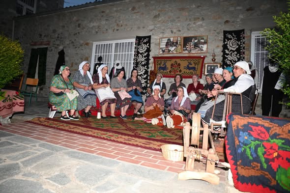 Με μεγάλη επιτυχία ολοκληρώθηκε η εκδήλωση αναπαράστασης της παραδοσιακής μεταποίησης μαλλιού στη Δεσκάτη: «Από το κοπάδι στο νήμα – Παράδοση που υφαίνεται»